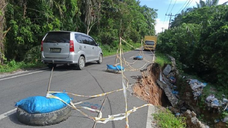 Lokasi titik Jalan Lintas Asahan-Tobasa yang ambles dan membahayakan pengguna kendaraan. (Foto: MPI/Banda Haruddin Tanjung)