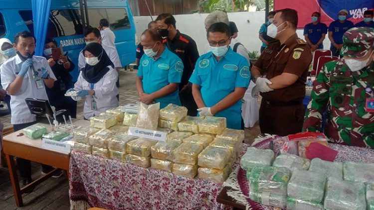 Kepala BNN Sumut Brigjen Pol Atrial saat memimpin pemusnahan barang bukti sabu di Kantor BNN Sumut, Kamis (10/6/2021). (Foto: istimewa)