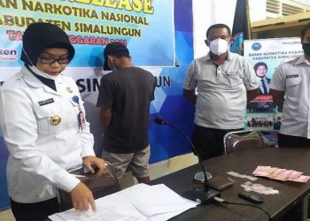 Kepala BNN Kabupaten Simalungun Kompol Suhana Sinaga memaparkan kasus kepemilikan 24 bungkus narkoba diduga sabu. (Foto: Antara/Waristo)
