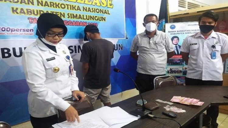 Kepala BNN Kabupaten Simalungun Kompol Suhana Sinaga memaparkan kasus kepemilikan 24 bungkus narkoba diduga sabu. (Foto: Antara/Waristo)