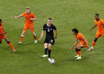 Timnas Belanda meraih kemenangan 2-0 atas Austria pada laga kedua grup C Euro 2020. Hasil ini memastikan Tim Oranje mendapat satu tempat di babak 16 besar. (foto Reuters)
