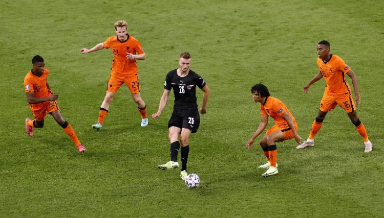 Timnas Belanda meraih kemenangan 2-0 atas Austria pada laga kedua grup C Euro 2020. Hasil ini memastikan Tim Oranje mendapat satu tempat di babak 16 besar. (foto Reuters)