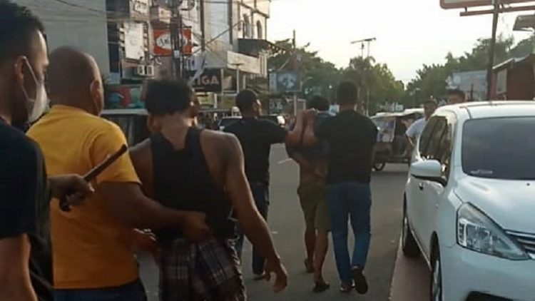 Personel Satreskrim Polres Binjai saat mengamankan empat orang pelaku percobaan pembunuhan. (Foto: istimewa)
