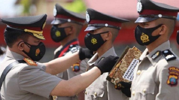 Kapolda Sumut Irjen Pol RZ Panca Putra Simanjuntak saat melantik Bintara di Sekolah Polisi Negara (SPN) Hinai, Kabupaten Langkat. (ANTARA/HO)