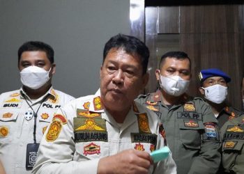 Kasatpol PP Kota Palembang Guruh Agung (kedua dari kiri). (M Syahbana/detikcom)
