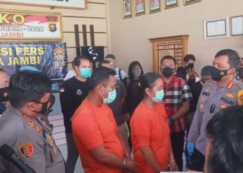 Kapolresta Jambi Kombes Pol Dover Christian saat ekspose kasus pembunuhan karyawan koperasi yang dilakukan pasangan suami istri sebagai pelaku utama. (ANTARA/HO).