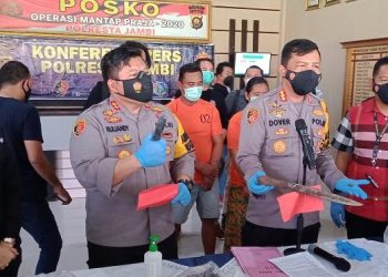 Polres Jambi berhasil mengungkap kasus pembunuhan pengusaha koperasi yang ditemukan tewas mengenaskan di pinggir jalan. Pelaku merupakan pasutri yang ditangkap di Tebo, Rabu (2/6/2021) malam. Foto: iNews.id/Azhari Sultan