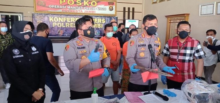 Polres Jambi berhasil mengungkap kasus pembunuhan pengusaha koperasi yang ditemukan tewas mengenaskan di pinggir jalan. Pelaku merupakan pasutri yang ditangkap di Tebo, Rabu (2/6/2021) malam. Foto: iNews.id/Azhari Sultan