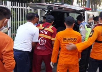 Tim SAR evakuasi jenazah penumpang kapal yang jatuh ke laut di perairan Bakauheni, Lampung Selatan. [Lampungpro.co/BASARNAS]