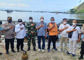 Kapolres Simalungun, AKBP Agus Waluyo SIK, MH, foto bersama Forkopimda, di lokasi Keramba Jaring Apung yang ditertibkan.