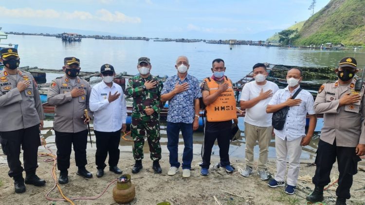 Kapolres Simalungun, AKBP Agus Waluyo SIK, MH, foto bersama Forkopimda, di lokasi Keramba Jaring Apung yang ditertibkan.