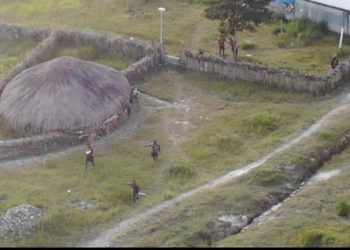 Foto: Sejumlah KKB berlindung di sekitar honai saat kontak tembak dengan TNI-Polri di Ilaga, Papua ( dok. Humas Satgas Nemangkawi)