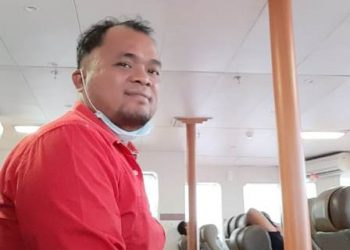 Charles Rumapea saat sedang menaiki KMP Ihan Batak menuju Samosir, beberapa waktu lalu.