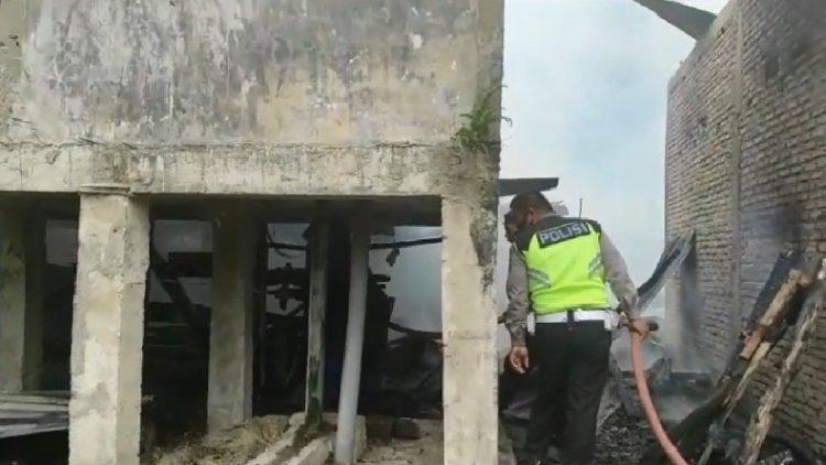 Kebakaran rumah warga di Samosir. (Foto: iNews/Junjung Marpaung).