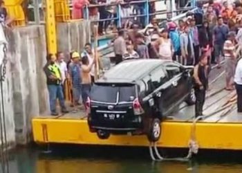 Mobil Avanza jatuh ke Danau Toba dievakuasi petugas bersama warga. [Ist]