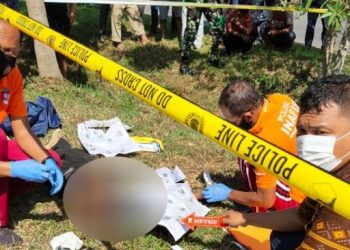 Polisi melakukan olah TKP di lokasi penemuan mayat pria di Deli Serdang. [Ist]