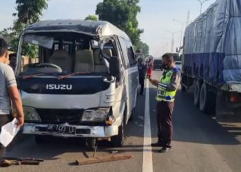 Bus yang membawa rombongan keluarga pecah ban di Jalan Tol Belmera, dua orang tewas. (Foto: iNews/Adi Palapa Harahap)