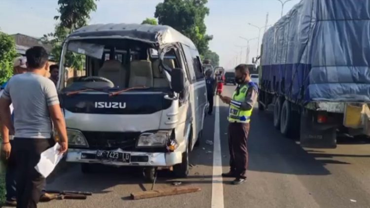 Bus yang membawa rombongan keluarga pecah ban di Jalan Tol Belmera, dua orang tewas. (Foto: iNews/Adi Palapa Harahap)