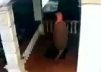 Pria tanpa busana yang diduga kolor ijo yang terekam CCTV rumah warga di Langkat. [Ist]
