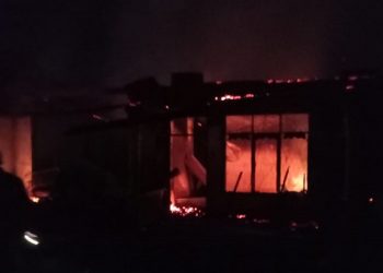 Kebakaran rumah warga pada malam hari. (Foto: Dok iNews).
