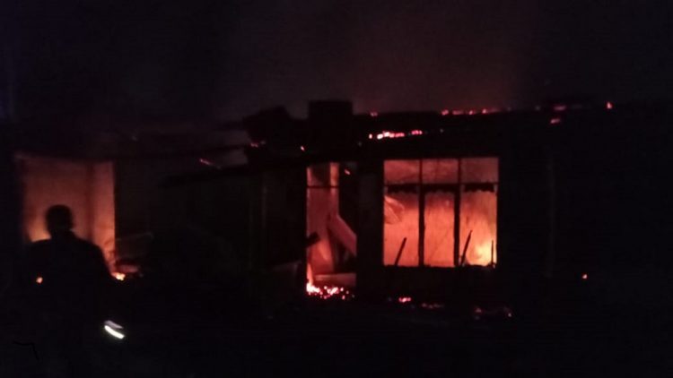 Kebakaran rumah warga pada malam hari. (Foto: Dok iNews).