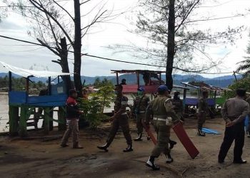 Petugas Satpol PP membongkar pondok di pinggiran Pantai Kalangan Indah, Pandan, Tapteng, Minggu (6/6/2021). (Foto : iNews/Raymond)