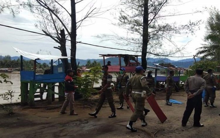 Petugas Satpol PP membongkar pondok di pinggiran Pantai Kalangan Indah, Pandan, Tapteng, Minggu (6/6/2021). (Foto : iNews/Raymond)