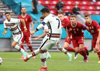 Cristiano Ronaldo mengesekusi penalti untuk Portugal. (Foto: Getty Images/Alex Pantling)