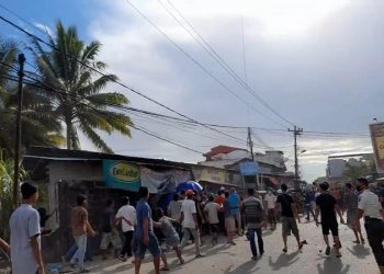 Eksekusi lahan tangkahan ikan di Jalan KH Ahmad Dahlan, Kota Sibolga, berlangsung ricuh, Jumat (11/6/2021). (Foto : iNews/Raymond)