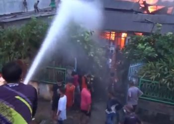 Sedikitnya tujuh unit rumah warga di Jalan Khairil Anwar, Tanjungbalai, ludes terbakar, Senin (14/6/2021). (Foto : iNews/Ulil Amri)