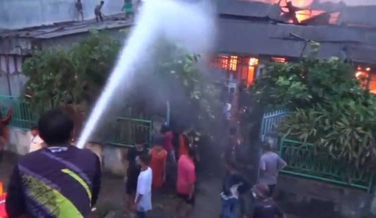Sedikitnya tujuh unit rumah warga di Jalan Khairil Anwar, Tanjungbalai, ludes terbakar, Senin (14/6/2021). (Foto : iNews/Ulil Amri)