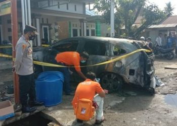 Kondisi mobil anggota DPRD Tapanuli Tengah yang dibakar OTK. [Dok.Medanheadlines.com]