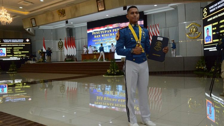 Sermatutar (P) Always Giving Hamonangan Tiris, dianugerahi gelar Adhi Makayasa oleh Kepala Staf Angkatan Laut (KSAL) Laksamana TNI Yudo Margono. (Foto: Istimewa)