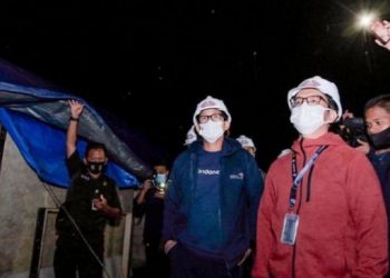Menparekraf Sandiaga Uno meninjau pembangunan hotel berkonsep kapsul di Kabupaten Toba. [ANTARA]