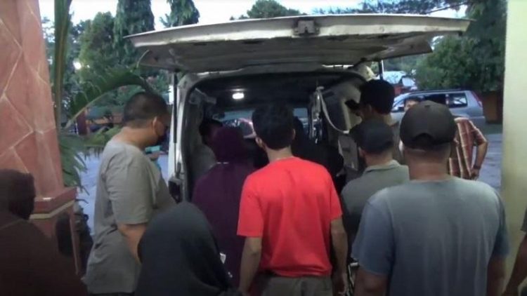 Korban kecelakaan motor di Jalinsum Batubara saat dievakuasi ke rumah sakit. (Foto: iNews/Fadli Pelka)