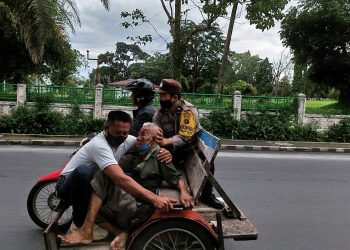 Aipda Ungkap Hutagalung, Bhabinkamtimas Polsek Siantar Timur Polres Pematangsiantar, memberi respon cepat dalam membantu, korban kecelakaan, Senen Saragih (78), pensiunan TNI AD, warga jalan Mawar, Kecamatan Siantar, Kabupaten Simalungun.