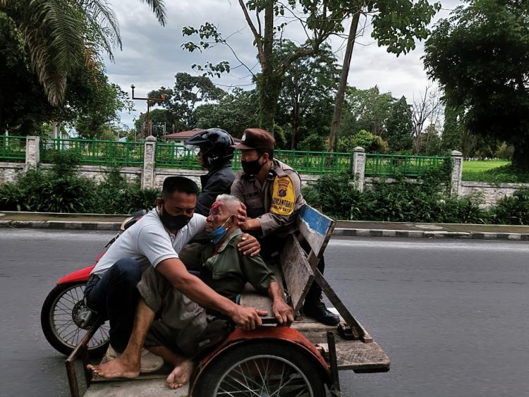 Aipda Ungkap Hutagalung, Bhabinkamtimas Polsek Siantar Timur Polres Pematangsiantar, memberi respon cepat dalam membantu, korban kecelakaan, Senen Saragih (78), pensiunan TNI AD, warga jalan Mawar, Kecamatan Siantar, Kabupaten Simalungun.