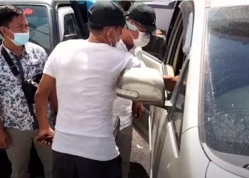 Polisi menyelidiki pencurian pecah kaca yang menyebab korban kehilangan Rp70 juta di Asahan, Sumut. (Foto: iNews/Ulil Amri)