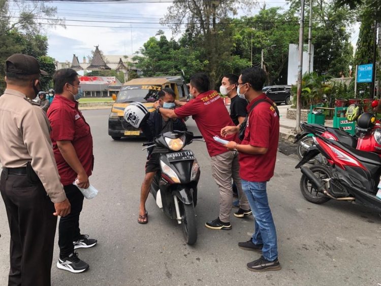 HUT ke-1 Tim Cobra Polres Pematangsiantar diwarnai bagi masker gratis kepada para pengendara kendaraan bermotor, di Jalan Merdeka, Kelurahan Proklamasi, Kecamatan Siantar Barat, Kota Pematangsiantar, pada Kamis (10/9/2021) pagi tadi.