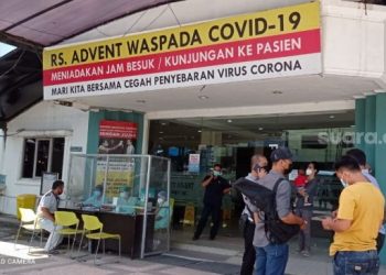 RS Advent Bandar Lampung dijaga ketat pascapenembakan anggota TNI AU dan istrinya, Selasa (8/6/2021). [Suaralampung.id/Ahmad Amri]