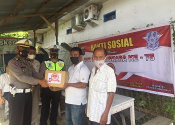 Sat Lantas Polres Simalungun Bagi-bagi sembako kepada warga.