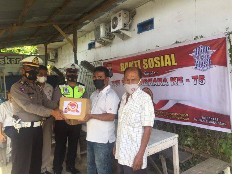 Sat Lantas Polres Simalungun Bagi-bagi sembako kepada warga.