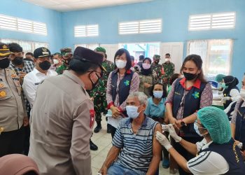 Kapolda Sumut didampingi Kapolres Simalungun, AKBP Agus Waluyo,  Bupati Simalungun, Radiapoh Hasiholan Sinaga, Dandim 0207/Simalungun, Letkol Inf Roly S, Danki Brimob Kompi 2 Yon B Satbrimob Polda Sumut, AKP Ghafur Hidayat SIK dan Kepala Dinas (Kadis) Kesehatan Kabupaten Simalungun, dr Lidya Saragih, langsung melihat proses penyuntikan vaksin Covid-19 kepada masyarakat.