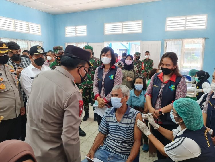 Kapolda Sumut didampingi Kapolres Simalungun, AKBP Agus Waluyo,  Bupati Simalungun, Radiapoh Hasiholan Sinaga, Dandim 0207/Simalungun, Letkol Inf Roly S, Danki Brimob Kompi 2 Yon B Satbrimob Polda Sumut, AKP Ghafur Hidayat SIK dan Kepala Dinas (Kadis) Kesehatan Kabupaten Simalungun, dr Lidya Saragih, langsung melihat proses penyuntikan vaksin Covid-19 kepada masyarakat.