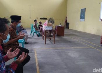 Acara lamaran di Desa Lungge, Temanggung, ini digelar secara virtual karena calon mempelai perempuan terpapar virus Corona, Kamis (17/6/2021). Foto: Eko Susanto/detikcom