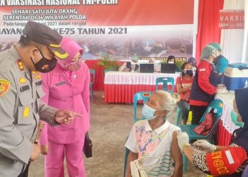 Kapolres Simalungun, AKBP Agus Waluyo, S.I.K, saat berbincang dengan seorang lansia yang ikut vaksin massal.