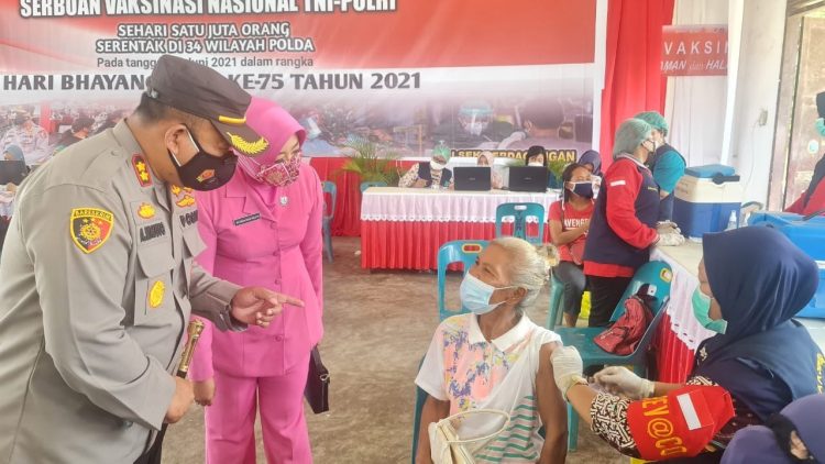 Kapolres Simalungun, AKBP Agus Waluyo, S.I.K, saat berbincang dengan seorang lansia yang ikut vaksin massal.