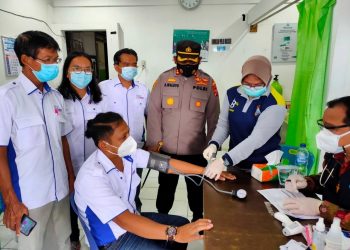 Kapolres Simalungun, AKBP Agus Waluyo, S.I.K tampak memantau pelaksanaan kegiatan vaksinasi massal yang digelar mulai pagi hingga siang.