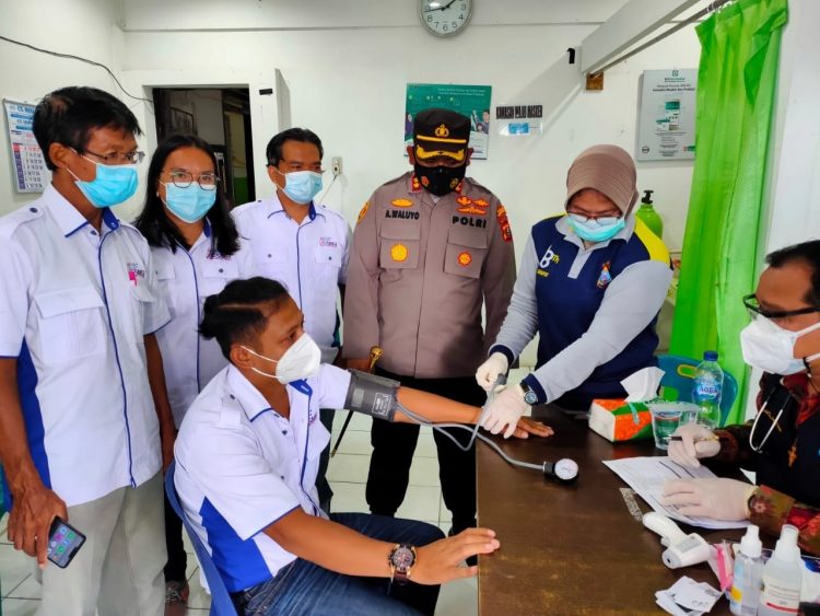 Kapolres Simalungun, AKBP Agus Waluyo, S.I.K tampak memantau pelaksanaan kegiatan vaksinasi massal yang digelar mulai pagi hingga siang.