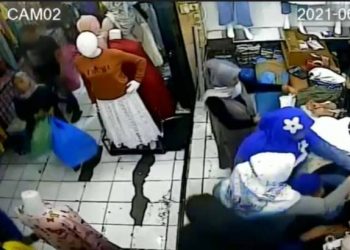 Pencurian yang dilakukan wanita terekam kamerana CCTV di sebuah toko grosir Kota Bukittinggi, Sumatera Barat.